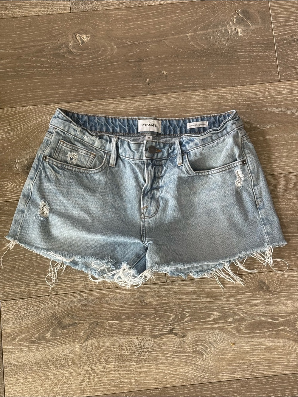 FRAME Le Grand Garçon light-wash denim shorts 26